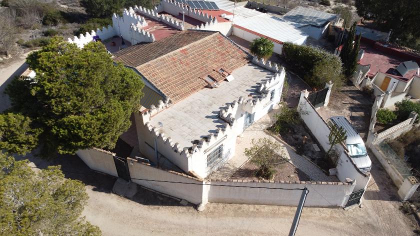 Je droomhuis met een privézwembad wacht op je! Inmobiliaria Grupo Nexus verkoopt in Camino de los Olivos, Guardamar del Segura in Nexus Grupo