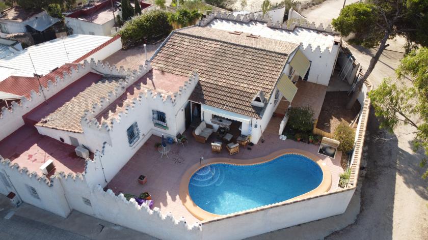 ¡Tu casa con piscina te espera! Inmobiliaria Grupo Nexus vende en Camino de los Olivos, Guardamar del Segura in Nexus Grupo