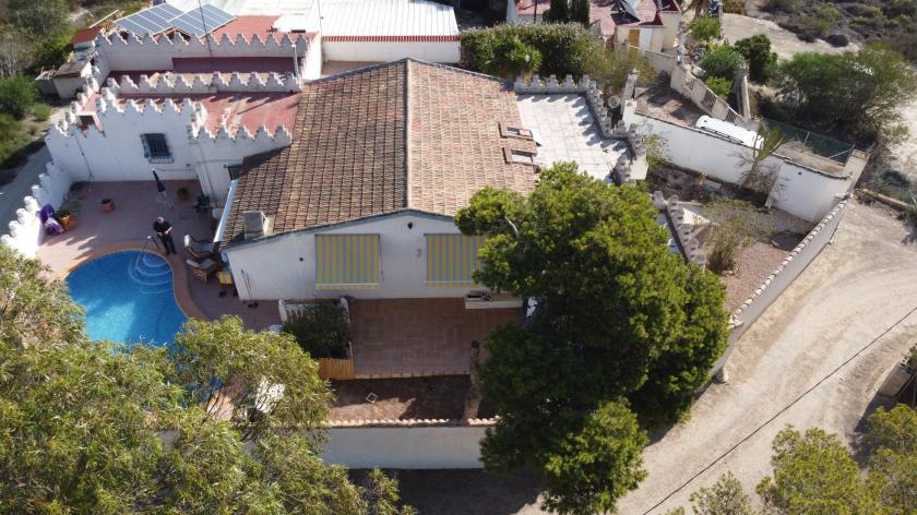 ¡Tu casa con piscina te espera! Inmobiliaria Grupo Nexus vende en Camino de los Olivos, Guardamar del Segura in Nexus Grupo